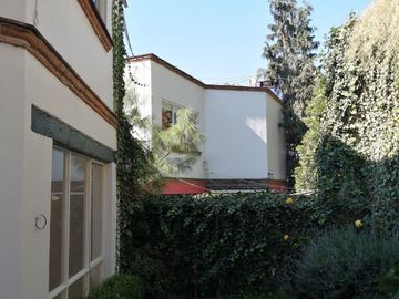 MEGA SEGURIDAD  Y JARDÍN PRIVADO