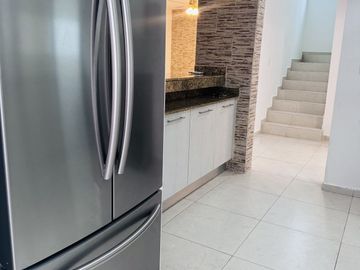 Casa en venta en privada de 4 habitaciones, una en planta baja, semi  amueblada