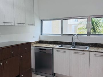 Casa en venta en privada de 4 habitaciones, una en planta baja, semi  amueblada