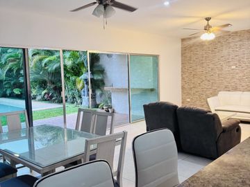 Casa en venta en privada de 4 habitaciones, una en planta baja, semi  amueblada