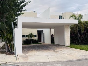 Casa en venta en privada de 4 habitaciones, una en planta baja, semi  amueblada