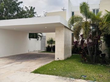 Casa en venta en privada de 4 habitaciones, una en planta baja, semi  amueblada