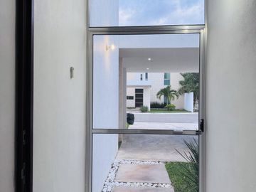Casa en venta en privada de 4 habitaciones, una en planta baja, semi  amueblada
