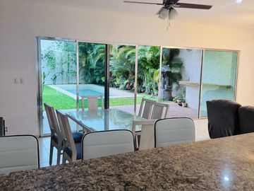 Casa en venta en privada de 4 habitaciones, una en planta baja, semi  amueblada