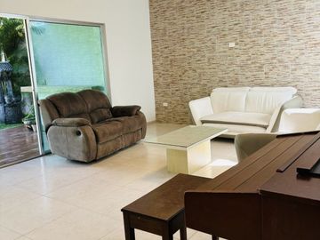 Casa en venta en privada de 4 habitaciones, una en planta baja, semi  amueblada