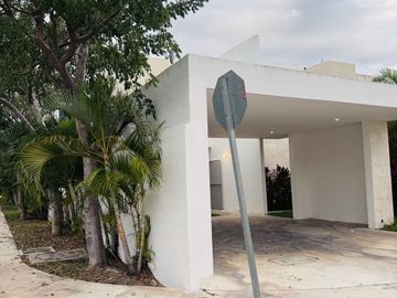 Casa en venta en privada de 4 habitaciones, una en planta baja, semi  amueblada