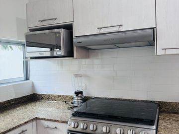Casa en venta en privada de 4 habitaciones, una en planta baja, semi  amueblada