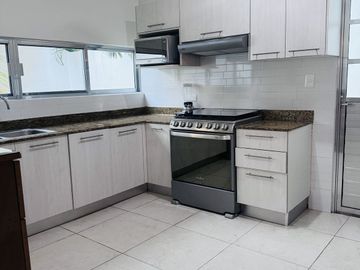 Casa en venta en privada de 4 habitaciones, una en planta baja, semi  amueblada