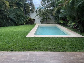 Casa en venta en privada de 4 habitaciones, una en planta baja, semi  amueblada