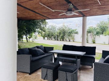 Casa en venta en privada de 4 habitaciones, una en planta baja, semi  amueblada