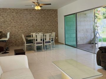 Casa en venta en privada de 4 habitaciones, una en planta baja, semi  amueblada