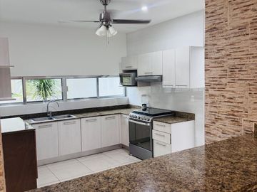 Casa en venta en privada de 4 habitaciones, una en planta baja, semi  amueblada