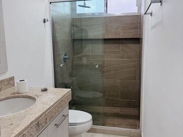 Casa en venta en privada de 4 habitaciones, una en planta baja, semi  amueblada