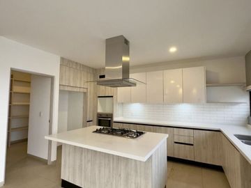 Se Vende: Hermosa Residencia en Zibatá, Club de Golf