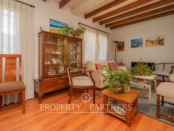 Acogedora casa esquina con excelente ubicación, muy buen terreno y seguridad.