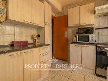 Acogedora casa esquina con excelente ubicación, muy buen terreno y seguridad.