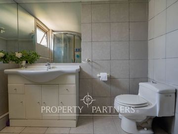 Acogedora casa esquina con excelente ubicación, muy buen terreno y seguridad.
