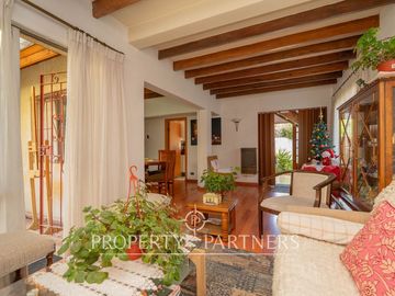 Acogedora casa esquina con excelente ubicación, muy buen terreno y seguridad.