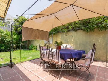 Acogedora casa esquina con excelente ubicación, muy buen terreno y seguridad.