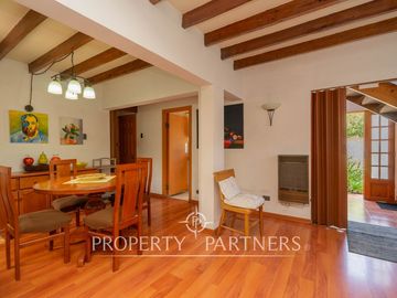 Acogedora casa esquina con excelente ubicación, muy buen terreno y seguridad.