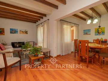 Acogedora casa esquina con excelente ubicación, muy buen terreno y seguridad.