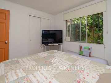 Acogedora casa esquina con excelente ubicación, muy buen terreno y seguridad.