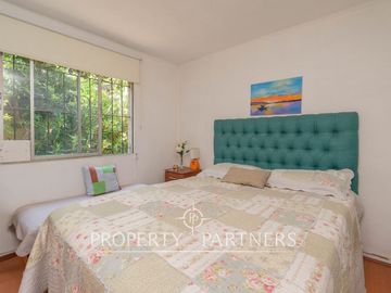 Acogedora casa esquina con excelente ubicación, muy buen terreno y seguridad.