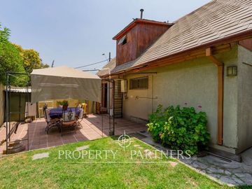Acogedora casa esquina con excelente ubicación, muy buen terreno y seguridad.
