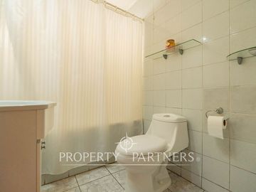 Acogedora casa esquina con excelente ubicación, muy buen terreno y seguridad.