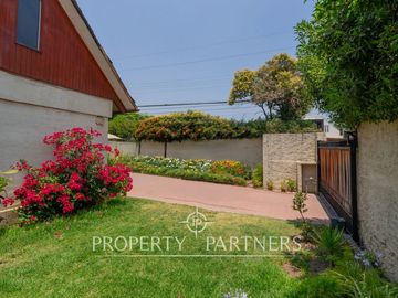 Acogedora casa esquina con excelente ubicación, muy buen terreno y seguridad.