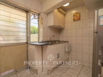 Acogedora casa esquina con excelente ubicación, muy buen terreno y seguridad.