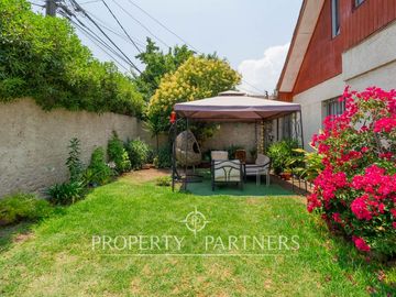 Acogedora casa esquina con excelente ubicación, muy buen terreno y seguridad.