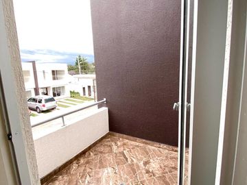 Venta Casa 3 dormitorios   2 parqueos. Armenia 1. Cerca al colegio Liceo Naval. Crédito VIP