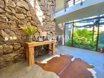 Bosques de Montemar, Concón. Casa con finas terminaciones.