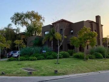 VENTA CASA EN CASTORES CON MUEBLES