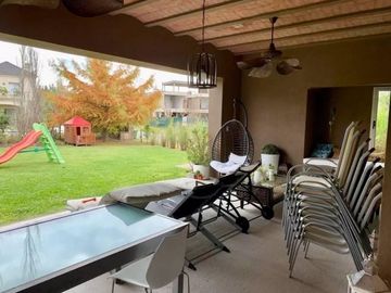 VENTA CASA EN CASTORES CON MUEBLES