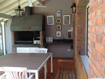 VENTA EXCEL. CHALET 4 AMB C/PISCINA  EN Bº RESIDENCIAL
