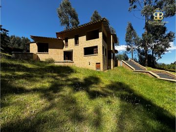 SE VENDE MAGNFICA CASA EN BOSQUES DE RENANIA EN BRICEÑO