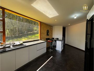 SE VENDE MAGNFICA CASA EN BOSQUES DE RENANIA EN BRICEÑO