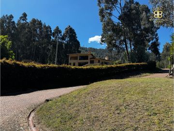 SE VENDE MAGNFICA CASA EN BOSQUES DE RENANIA EN BRICEÑO