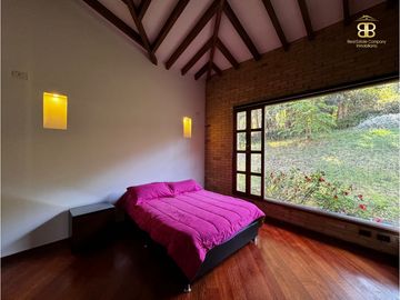 SE VENDE MAGNFICA CASA EN BOSQUES DE RENANIA EN BRICEÑO