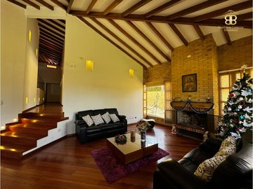 SE VENDE MAGNFICA CASA EN BOSQUES DE RENANIA EN BRICEÑO