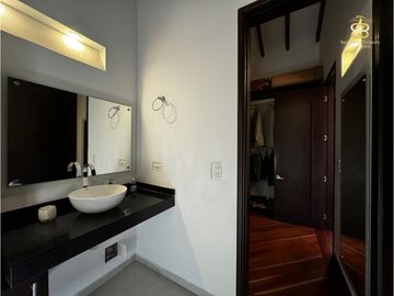 SE VENDE MAGNFICA CASA EN BOSQUES DE RENANIA EN BRICEÑO