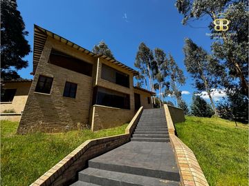 SE VENDE MAGNFICA CASA EN BOSQUES DE RENANIA EN BRICEÑO