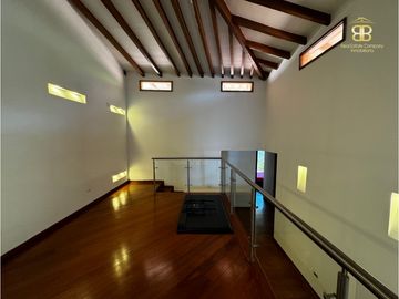 SE VENDE MAGNFICA CASA EN BOSQUES DE RENANIA EN BRICEÑO