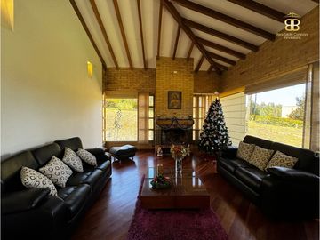 SE VENDE MAGNFICA CASA EN BOSQUES DE RENANIA EN BRICEÑO