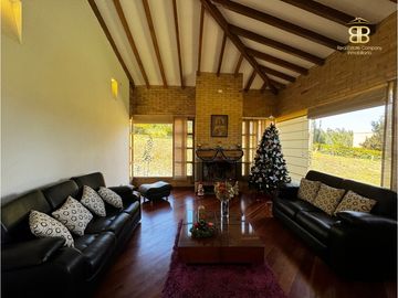 SE VENDE MAGNFICA CASA EN BOSQUES DE RENANIA EN BRICEÑO