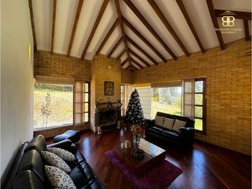 SE VENDE MAGNFICA CASA EN BOSQUES DE RENANIA EN BRICEÑO