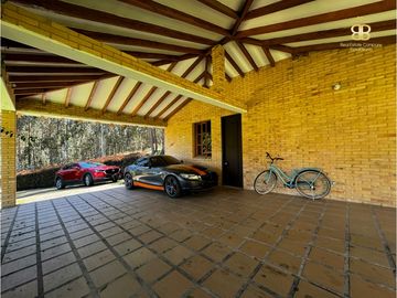 SE VENDE MAGNFICA CASA EN BOSQUES DE RENANIA EN BRICEÑO
