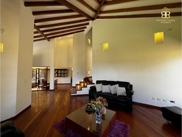 SE VENDE MAGNFICA CASA EN BOSQUES DE RENANIA EN BRICEÑO